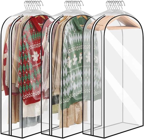 Drie doorzichtige kledinghoezen met rits, met een groen gebreid kerstvest, een rood gebreid kerstvest en een beige jas.