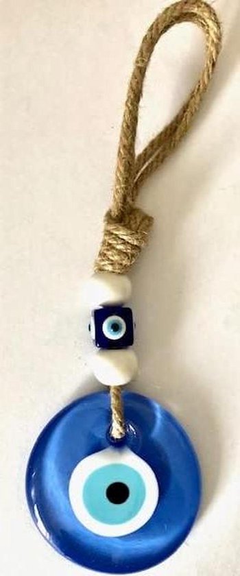 Glazen Nazar Boncuk wanddecoratie in blauw met boze oog motief, hangend aan een rustiek touw.