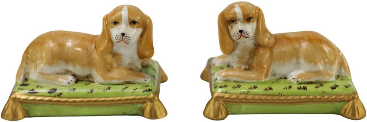 Antiek Geverfd Porseleinen Beeld van Echtpaar met Gele Hond op Kussens en Gouden Afwerking - Unieke Dierenbeeldjes voor Thuisdecoratie en Cadeaus, Keramische Verzamelobjecten