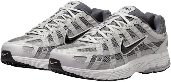 Baskets Nike P-6000 grises avec semelles blanches et swoosh Nike noir