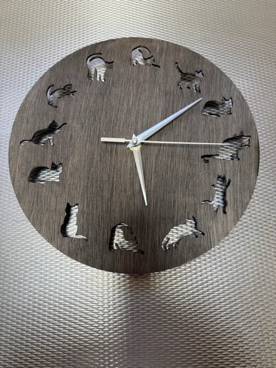 Klok zwart rond met katten