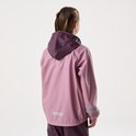 Achterkant van een meisje in roze regenjas met paarse capuchon en reflecterende strepen. Logo SWEDEMOUNT op de rug.