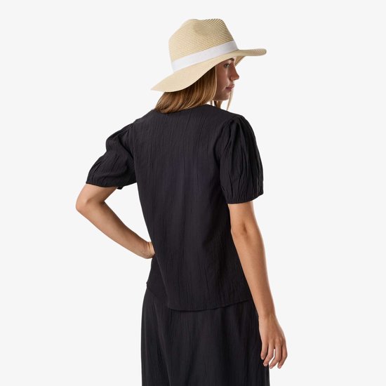 Model draagt zwarte blouse met pofmouwen en strooien hoed met wit lint.