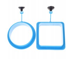 Twee blauwe PVC-wielen voor het voeren van vissen in het aquarium.