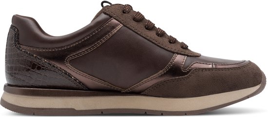 Bruine damessneaker met suède en metallic details, en crocoprint bij de hiel.