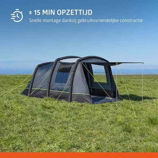 Grijze opblaasbare tunneltent op een groen veld.