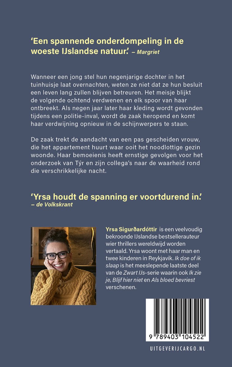 Boekomslag met foto van Yrsa Sigurðardóttir, met tekst van Margriet en de Volkskrant.