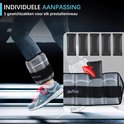 Persoon rent trap op met DH FitLife gewichtsmanchetten; illustratie van individuele aanpassing met gewichtszakken.