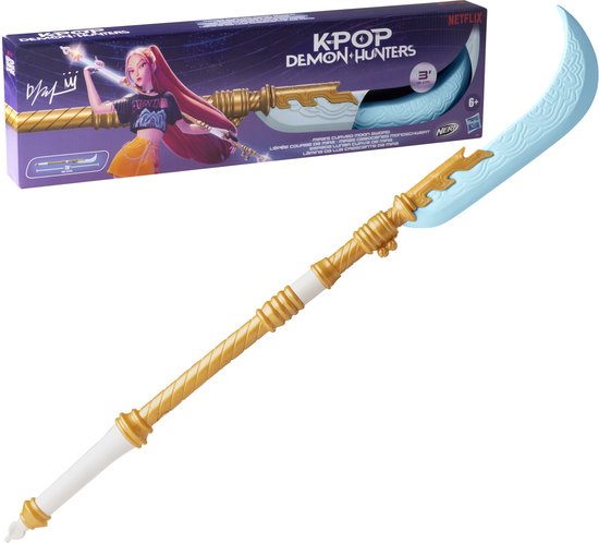 Une épée bleu clair courbée avec des détails dorés et un manche blanc.
