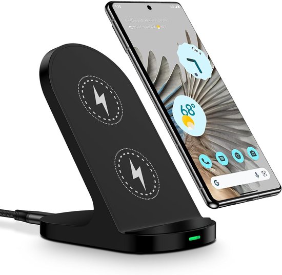 Zwarte draadloze oplader met twee laadplekken, met een smartphone erop.