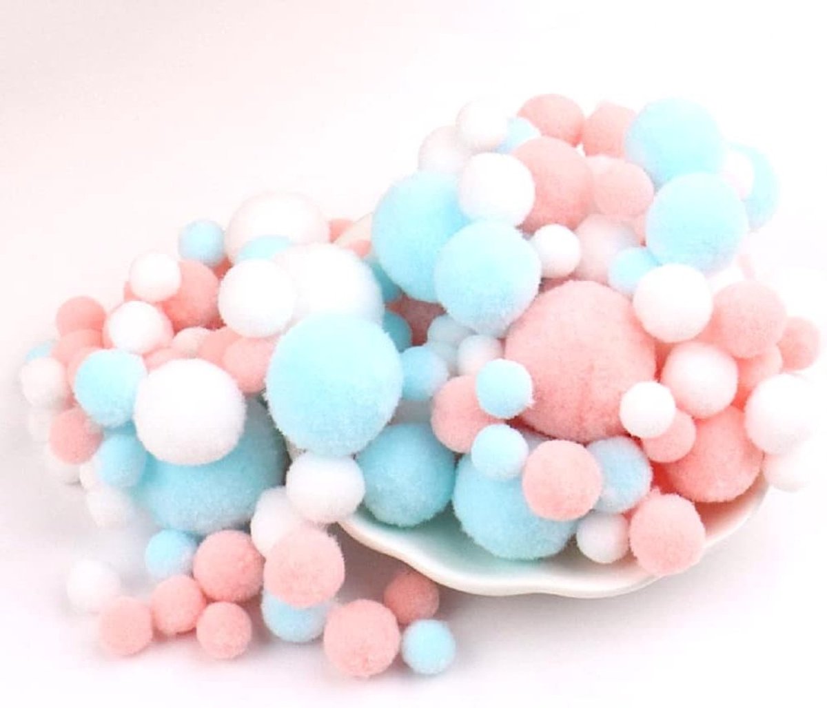 Kleurrijke Mini Pompons voor Creatief Knutselen, Fluffy Pluche Bollen van 10-30mm, Decoratie en DIY Accessoires in Blauw-Roze