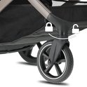 Voorwiel van een bruine kinderwagen met een vergrendelingsmechanisme.