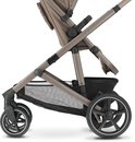 Bruine kinderwagen met opbergmand, op de grond.