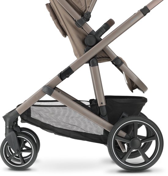 Bruine kinderwagen met opbergmand, op de grond.