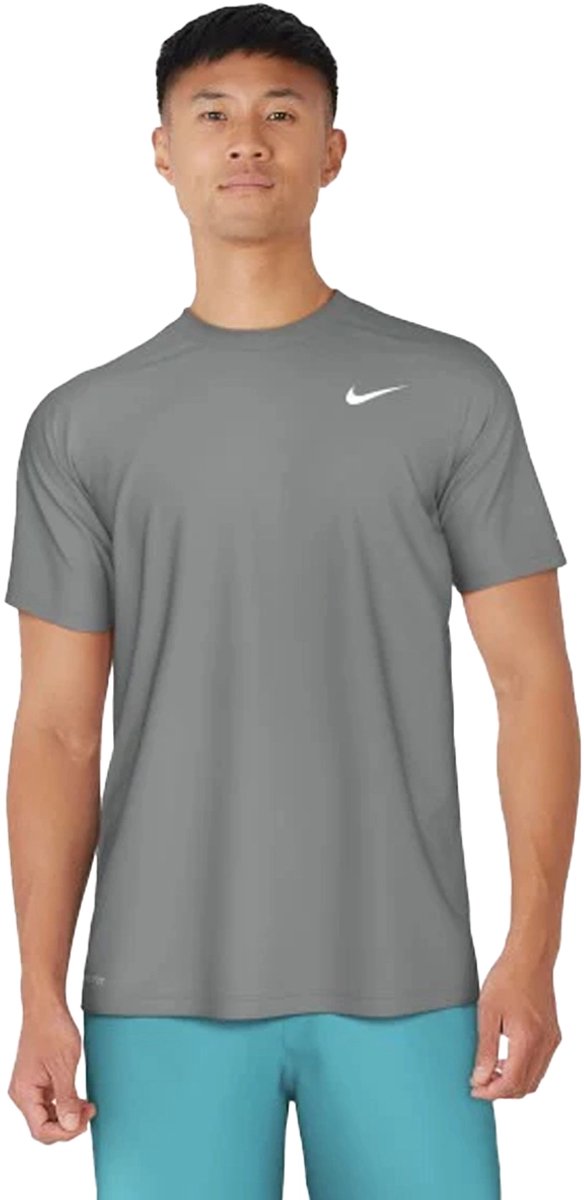 Nike essential hydroguard shirt in de kleur . Grijs