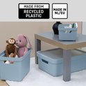 Twee lichtblauwe Sunware opbergboxen met knuffels en een plant. Gemaakt van gerecycled plastic.