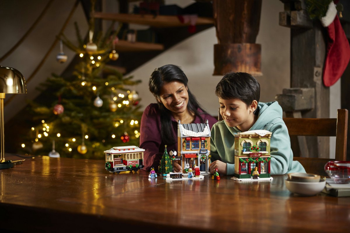 LEGO ICONS - 10308 - Kerst Dorpsstraat - Holiday Main Street — cadeau in Spellen & Speelgoed - foto 5