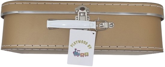 Bruine kartonnen koffer met witte stiksels, zilverkleurig handvat en sluiting, met een label met een trein.