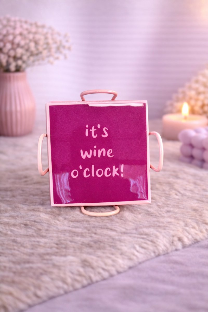 Onderzetters Set – Wine Vibes (set van 6 met standaard) – Humor bij elke borrel of drankje | Viva Femme | Onderzetters | Met tekst | 6 stuks | Inclusief houder | Decoratie | Cadeau | Wonen | Moederdag