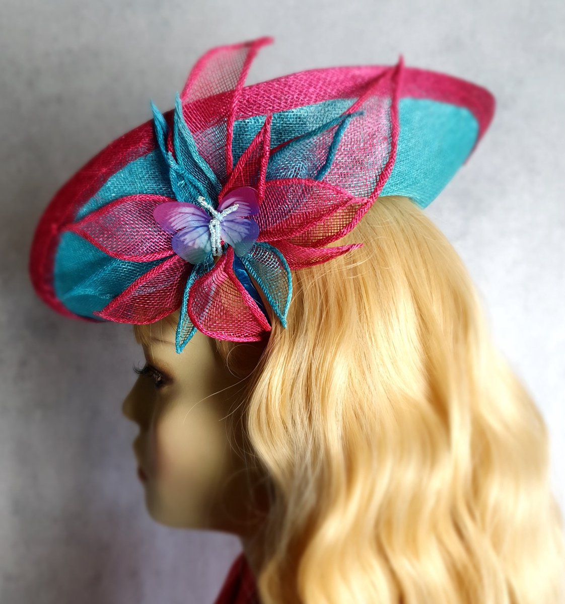 Creaciones Hoeden Collectie – Fascinator – Sinamay fuchsia/blauw – Abaca-zijde en zijden vlinder – Universele maat – Handgemaakt en Uniek