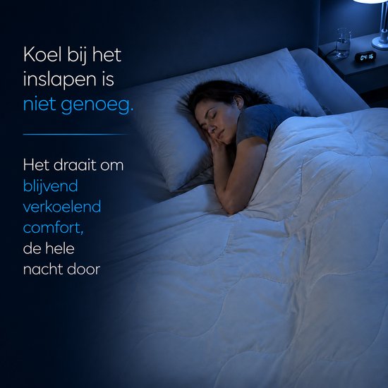 Vrouw slaapt onder een crème deken met quiltpatroon op een bed, met tekst over koel comfort.