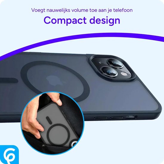 Donkerblauwe iPhone 13 hoes met magnetische ring, wordt in een tas gestopt, de tekst zegt 'Compact design'.