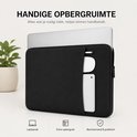 Zwarte laptoptas met een laptop erin en vakken met accessoires.