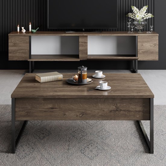 TV-meubel met walnoothouten afwerking en zwarte metalen frame. Een salontafel met koffiezetapparaat staat ervoor.