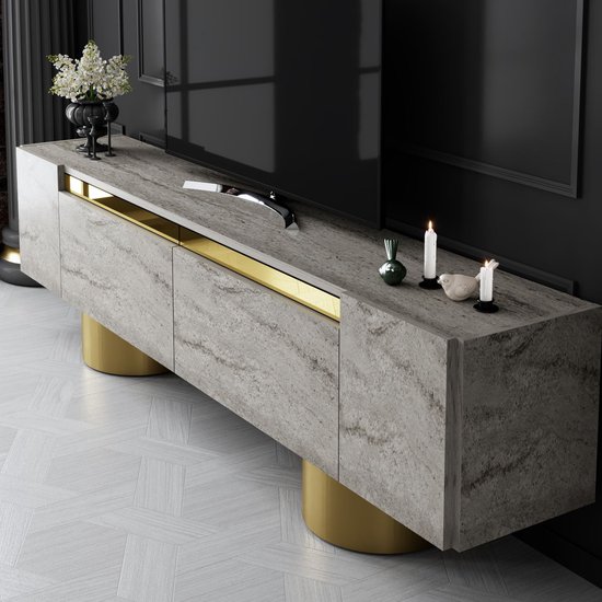Tv-meubel met marmerlook en gouden accenten, met twee deuren en een open vak met verlichting.