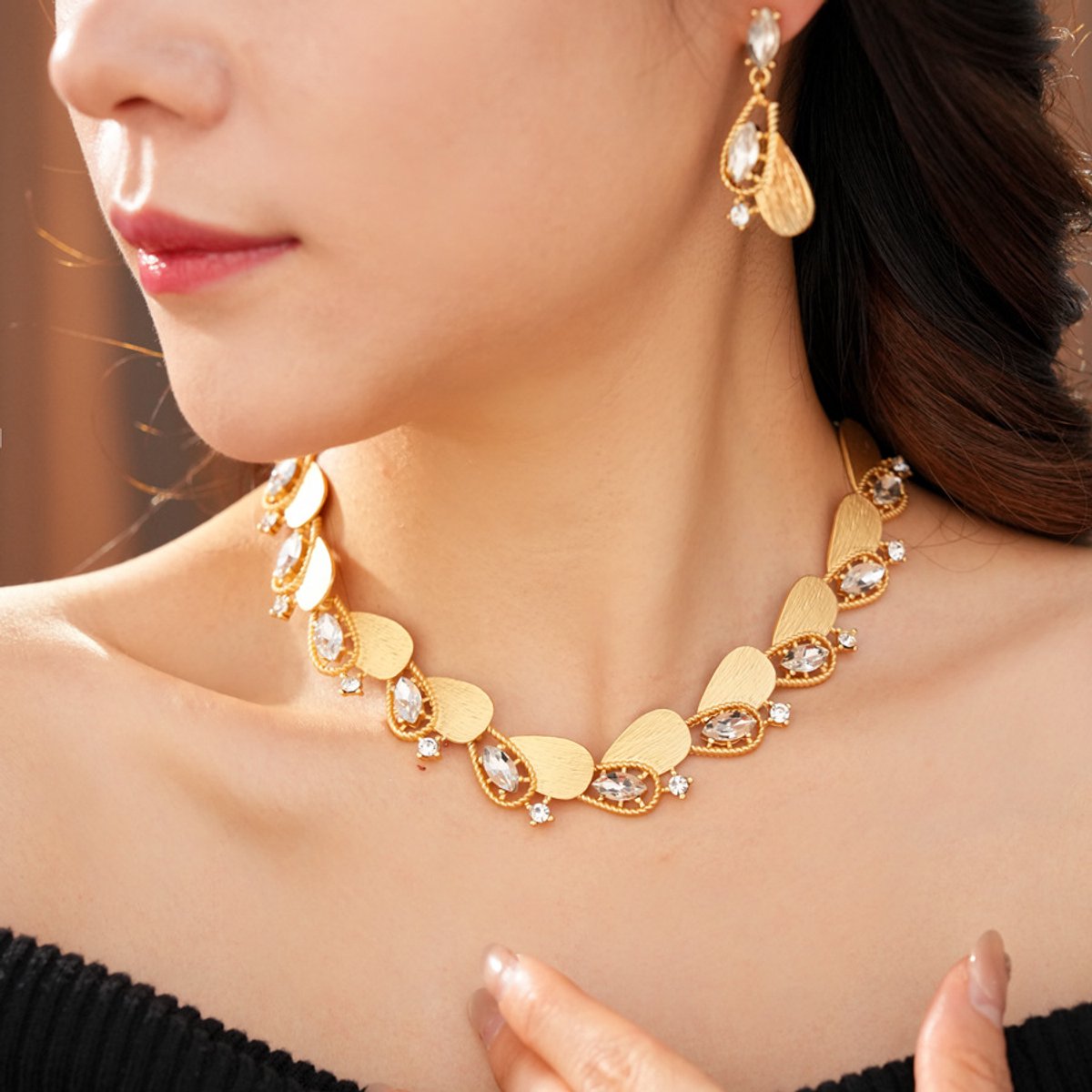 Sieradenset / Vintage met diamanten bezette druppelvormige opengewerkte halsketting en oorbellen set / Delicate retro sleutelbeenketting en oorbellen set in hofstijl