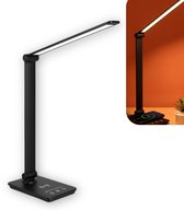 Zwarte moderne bureaulamp met draadloze oplader, verlicht met wit licht.