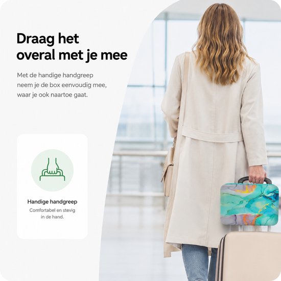 Femme avec une valise et une boîte de rangement à motif marbre, dans un aéroport.