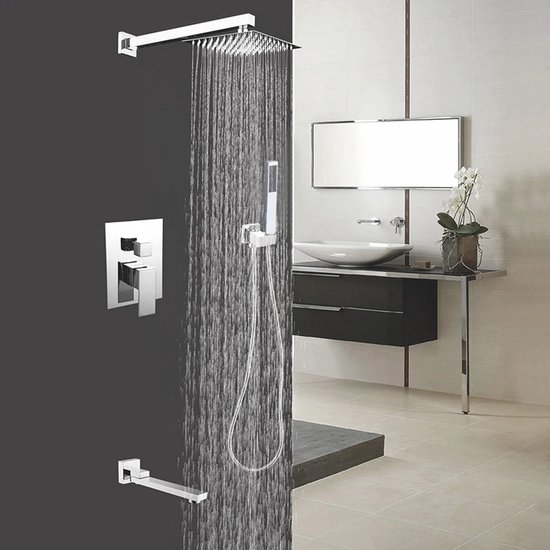 Douche in moderne badkamer met chroomkleurige regendouche, inbouwkraan, handdouche en baduitloop.