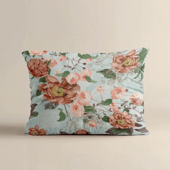Kussensloop met een lichtblauwe achtergrond en een print van koperkleurige en roze bloemen met groene bladeren.