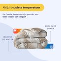 Een dekbed met bruine palmbladeren, geschikt voor zomer en winter.