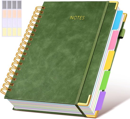 Carnet à spirales vert couverture rigide avec coins dorés, fermeture élastique et onglets colorés.