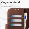 Detail van bruin lederen hoesje met pasjesvakken voor creditcards en geld.