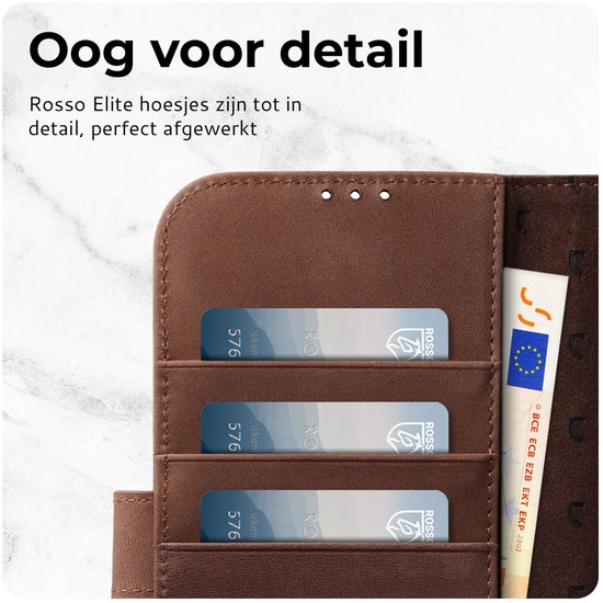 Detail van bruin lederen hoesje met pasjesvakken voor creditcards en geld.