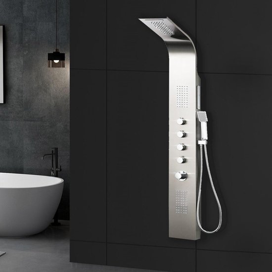 Zilverkleurig douchepaneel met regendouche en handdouche, gemonteerd aan een donkergrijze betegelde muur, naast een bad.