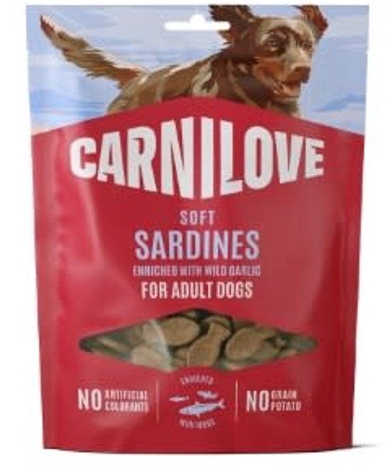 Carnilove zachte snack voor volwassen honden, sardientjes met wilde knoflook. Rode verpakking met afbeelding van een hond en een venster met snacks.