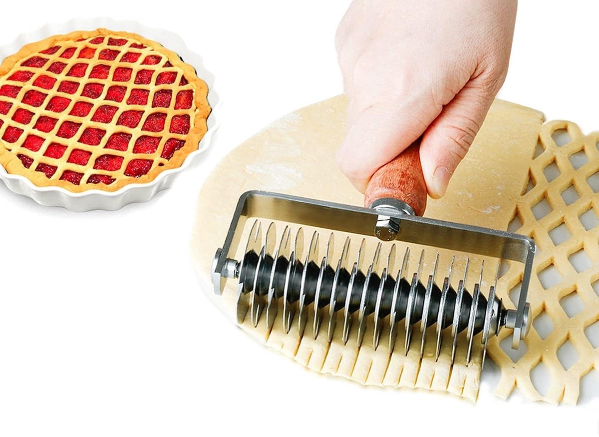 Dailygoods- Deegsnijder Roestvrij Staal - Roosterroller - Deegroller Hout - Snijden Deeg - Veilig Lemmet - Geschikte Dikte