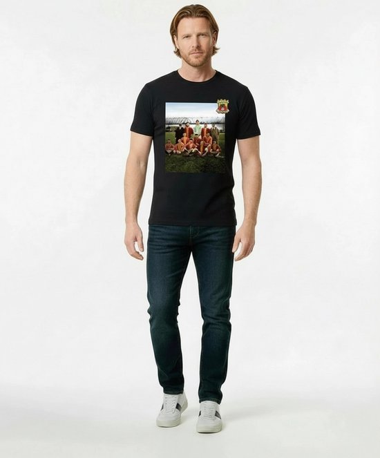 Man met zwarte t-shirt met opdruk van een historisch voetbalteam in rood-gele tenues.