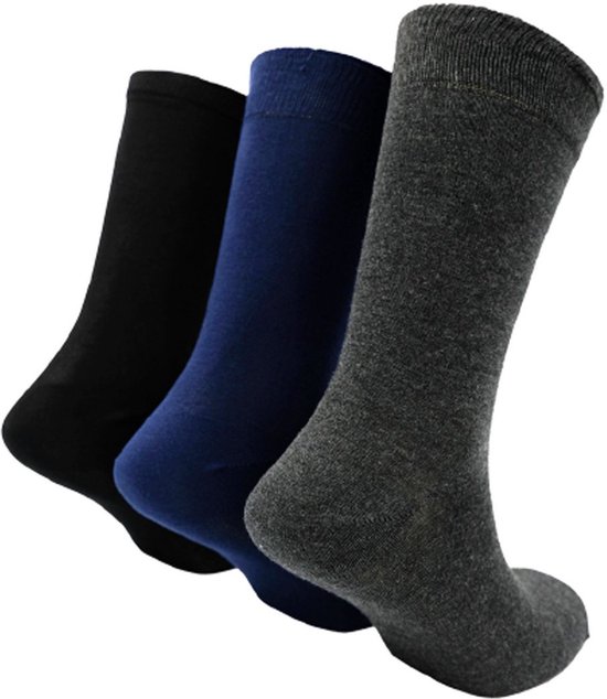 Trois chaussettes sur fond blanc : noir, bleu marine et gris.