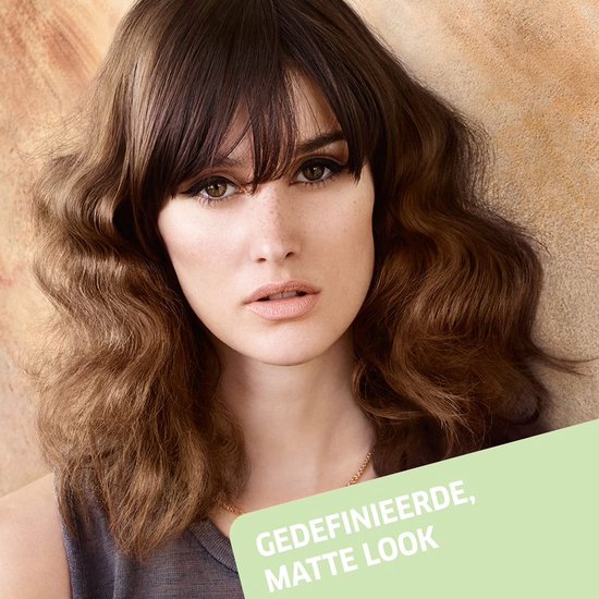 Model met lang, golvend bruin haar en pony, met de tekst 'GEDEFINIEERDE, MATTE LOOK'.
