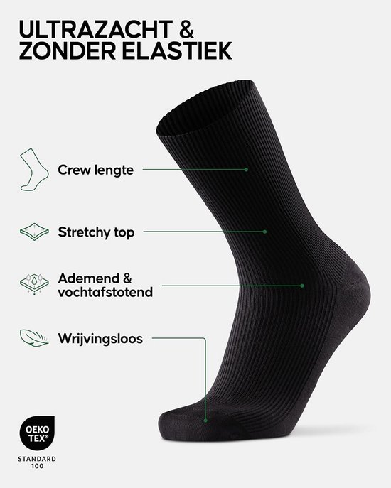 Een zwarte, geribbelde crew sok. Tekst: 'ULTRAZACHT & ZONDER ELASTIEK', met icoontjes voor 'Crew lengte', 'Stretchy top', 'Ademend & vochtafstotend', 'Wrijvingsloos' en Oeko-Tex Standard 100 logo.