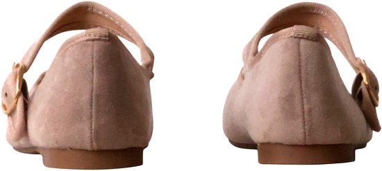 Arrière de deux ballerines rose pâle avec bride et boucle.