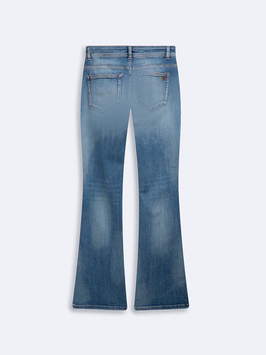 Achterkant van een jeans met uitlopende pijpen in een lichtblauwe wassing met vervaagde effecten.