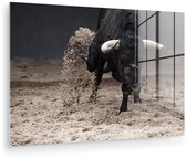 ® Glasschilderij 150x100 cm - Schilderij acrylglas - Een stier die aan het rennen is in een zandbak - Foto op glas - Muurdecoratie woonkamer - Wanddecoratie slaapkamer - Schilderijen