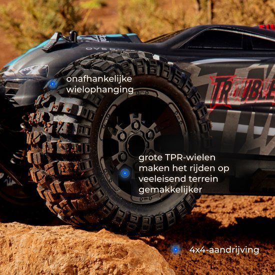 Zwarte monster truck met grote off-road banden, onafhankelijke wielophanging en 4x4 aandrijving.