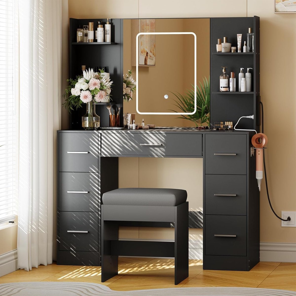 HOERFURIY Moderne zwarte Kaptafel met LED Spiegel - Make-up Tafel met 7 Laden, USB Poort en Föhnhouder - Inclusief Krukje - Compact Design